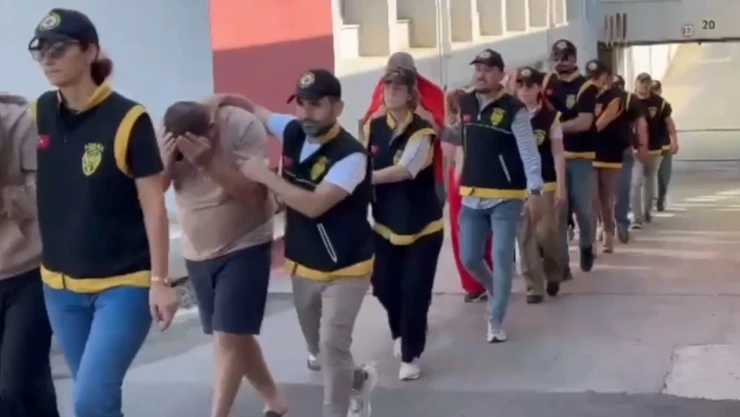 Kadınlara zorla fuhuş yaptıran 14 zanlı tutuklandı