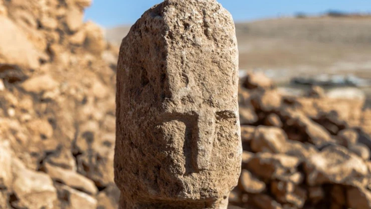 Kahantepe'de insan yüzlü T biçimli dikilitaş bulundu