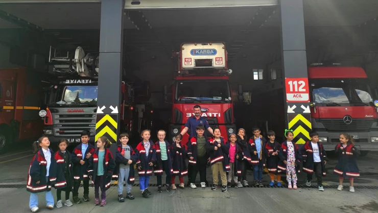 Kahraman minik itfaiyeciler üniformalarını giydi