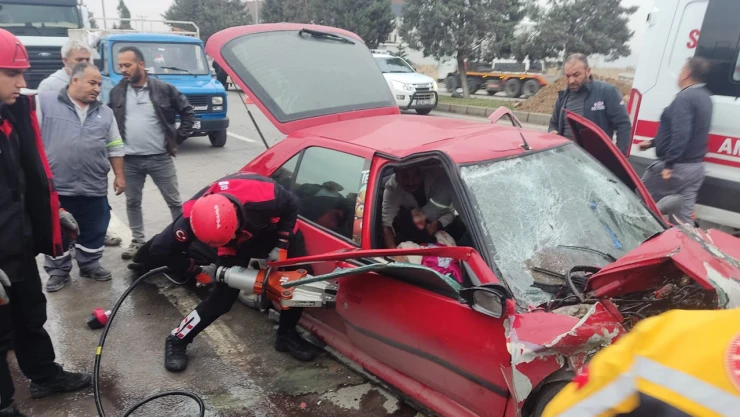 Kahramanmaraş Batı Çevre Yolu'nda feci kaza: 1 kişi sıkıştı