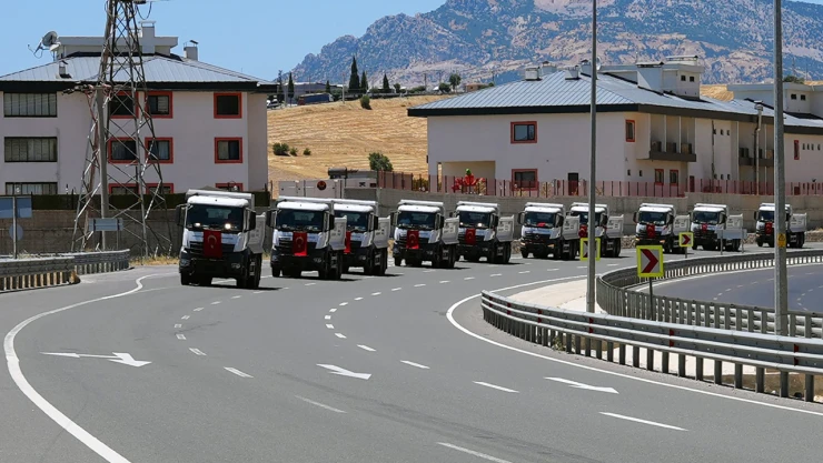 Kahramanmaraş Büyükşehir'in yeni araçları şehre böyle girdi