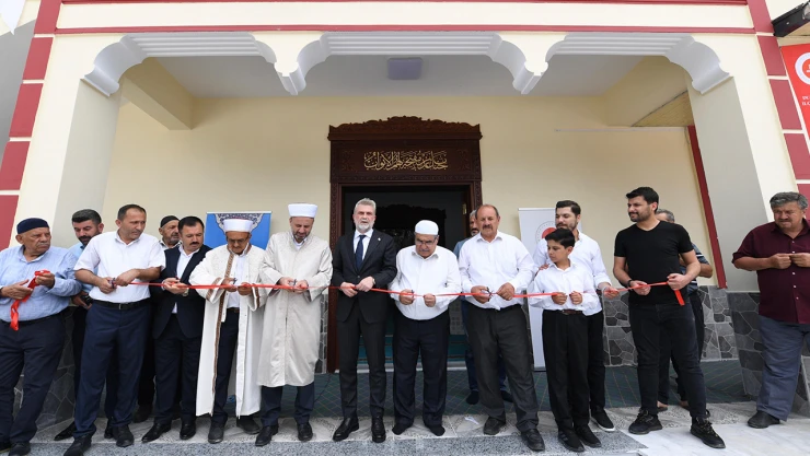 Kahramanmaraş depreminde yıkılan cami yeniden ibadete açıldı