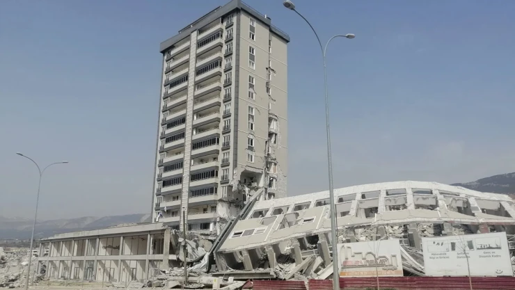 Kahramanmaraş depreminde yıkılan ve 42 kişiye mezar olan davanın görülmesine devam edildi