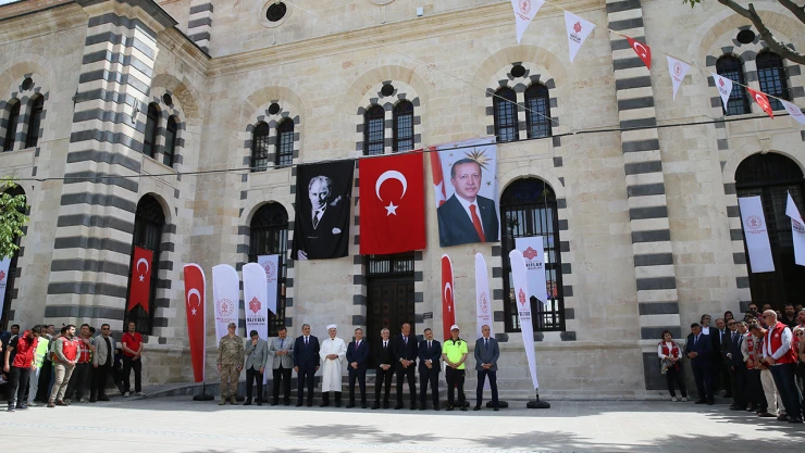 Kahramanmaraş depremlerinde hasar alan tarihi Kurtuluş Camisi yeniden açıldı