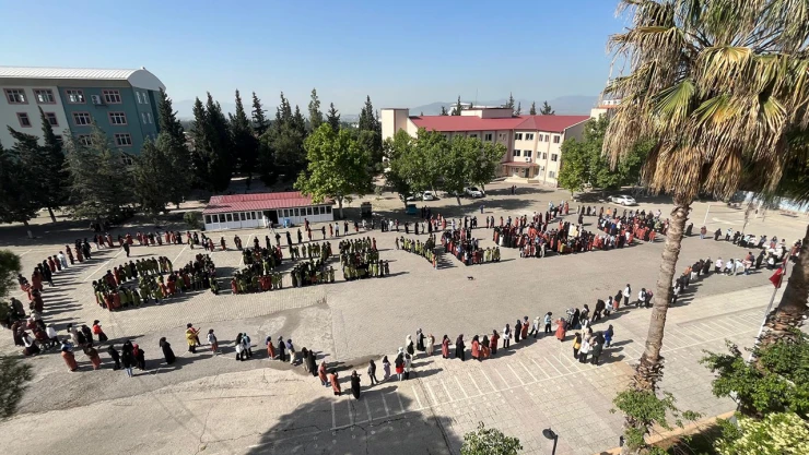 Kahramanmaraş Hacı Mehmet Kalay Kız AİHL'den Gazze'ye selam