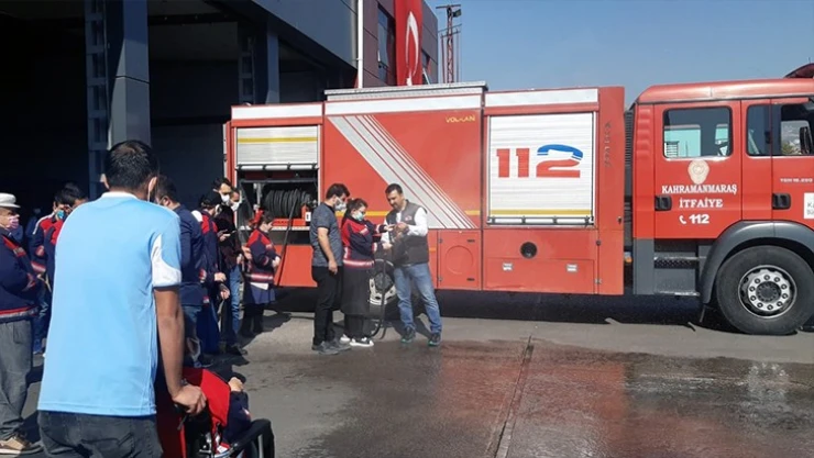 Kahramanmaraş İtfaiyesini ziyaret eden özel misafirler renkli görüntüler oluşturdu