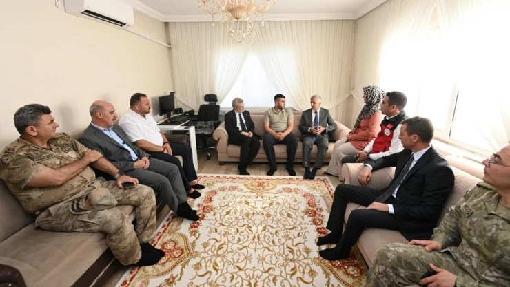 Kahramanmaraş kent protokolünden kahraman Mehmetçiğe anlamlı ziyaret