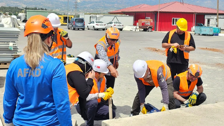 Kahramanmaraş MEB AKUB ekibine enkazda arama kurtarma eğitimi