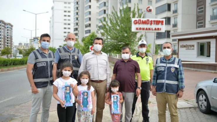 Kahramanmaraş polisi 'sizi çok seviyoruz' mektubu yazan minikleri sevindirdi