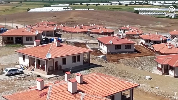 Kahramanmaraş'ta 3 bin köy evinin anahtarı AFAD'a teslim edildi