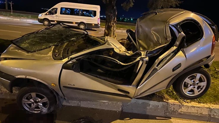 Kahramanmaraş'ta ağaca çarpan otomobilin sürücüsü öldü