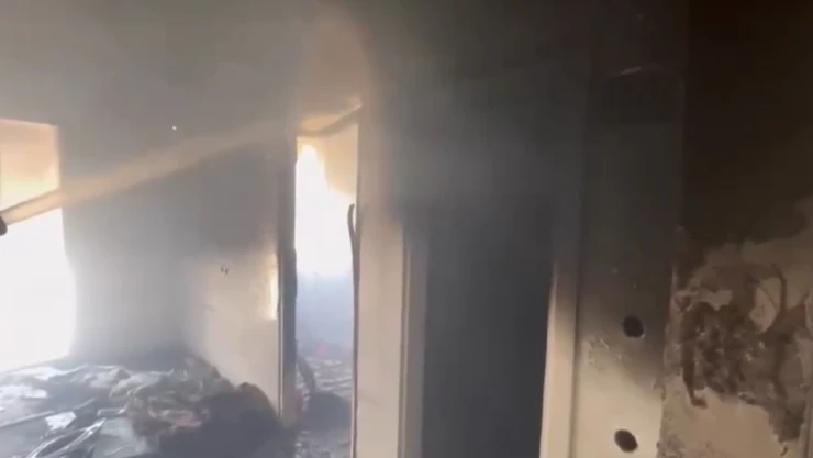 Kahramanmaraş'ta ağır hasarlı binada korkutan yangın