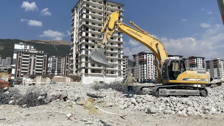Kahramanmaraş'ta ağır hasarlı binaların yıkımı sürüyor