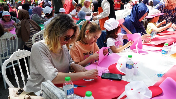 Kahramanmaraş'ta anneler ve çocukları çiçek yapım atölyesinde