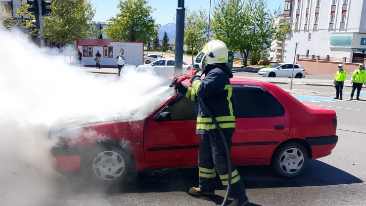 Kahramanmaraş'ta araç yangını, sürücü şans eseri kurtuldu