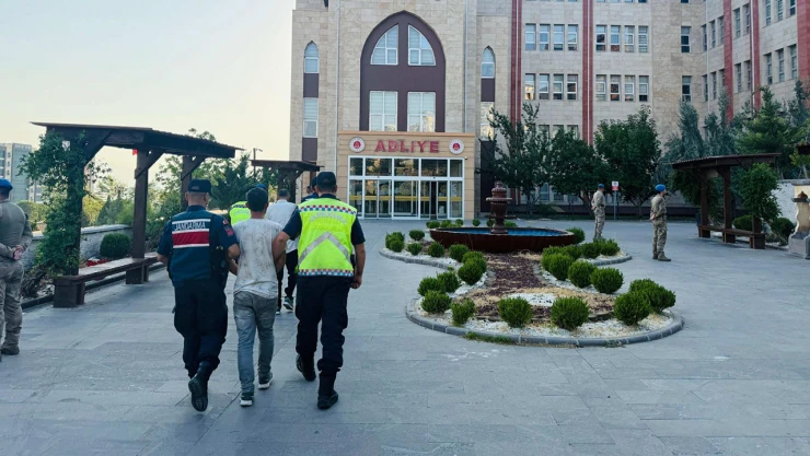 Kahramanmaraş'ta aracına çarpılan sürücüyü öldürdüğü iddia edilen 2 zanlı tutuklandı
