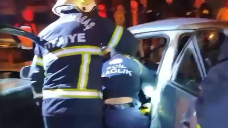 Kahramanmaraş'ta araçta sıkışan vatandaş itfaiyenin yoğun çabasıyla kurtarıldı