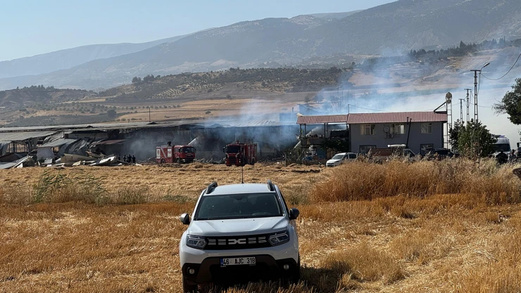 Kahramanmaraş'ta bir ev ve ahırın kullanılamaz hale geldiği yangında 2 kişi yaralandı