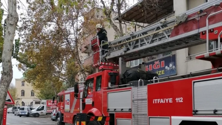 Kahramanmaraş'ta bir evin çatısında yangın çıktı