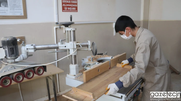 Kahramanmaraş'ta bu öğrenciler hem üretiyor hem de öğreniyor