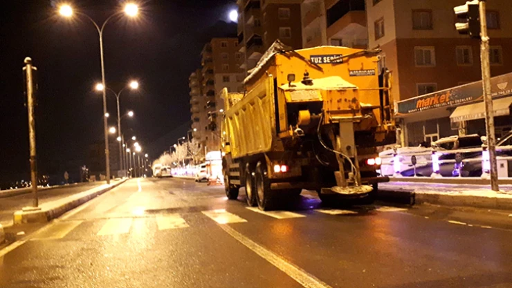 Kahramanmaraş'ta buzlanmaya karşı gece mesaisi