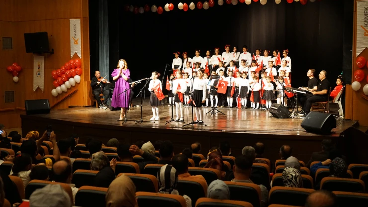 Kahramanmaraş'ta çocuk korusu, dakikalarca ayakta alkışlandı