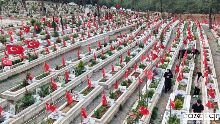 Kahramanmaraş'ta deprem şehitlerine gözyaşlarıyla ziyaret