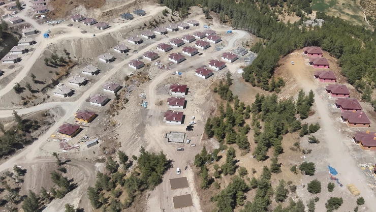 Kahramanmaraş'ta depremzede besicilere yapılan 537 ahır yıl içinde teslim edilecek