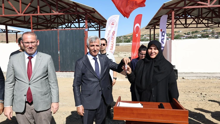 Kahramanmaraş'ta depremzede üreticiler için yapılan 10 ahır teslim edildi