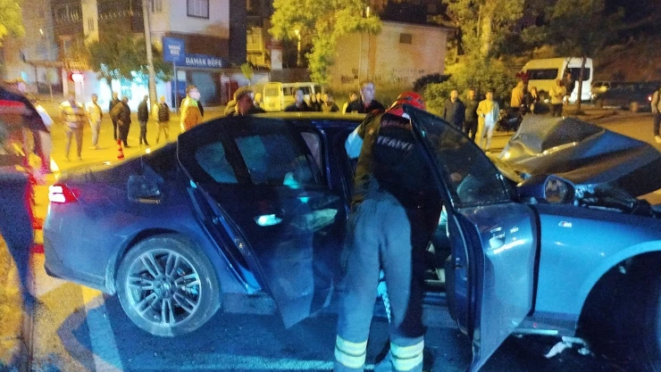 Kahramanmaraş'ta direksiyon hakimiyetini kaybeden sürücü orta refüje çarptı