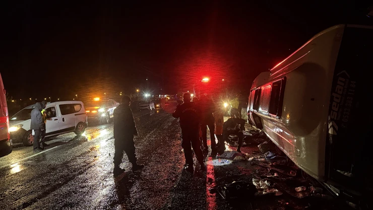 Kahramanmaraş'ta düzensiz göçmenleri taşıyan minibüs devrildi, 1 kişi ölü, 22 kişi yaralandı