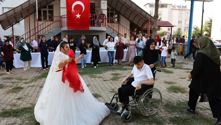 Kahramanmaraş'ta engelli bireyin gelinlik giyme hayali gerçek oldu