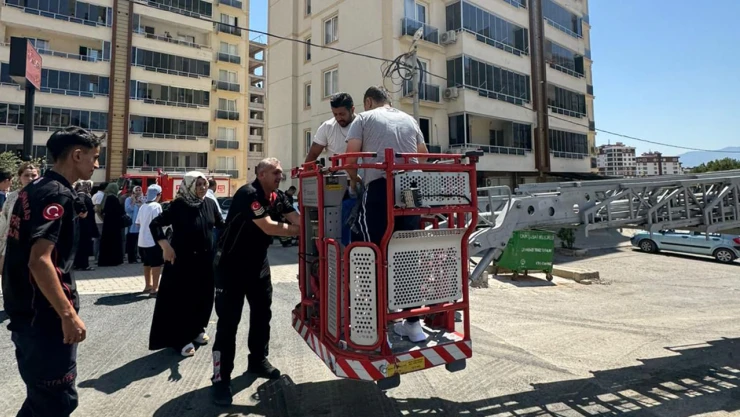 Kahramanmaraş'ta ev yangını! Mahsur kalanlar son anda kurtarıldı