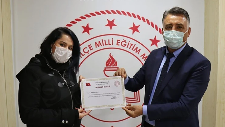 Kahramanmaraş'ta evini sınıfa çeviren öğretmen ödüllendirildi