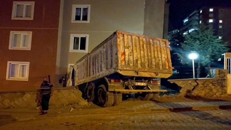 Kahramanmaraş'ta fireni boşalan kamyon apartmana çarptı