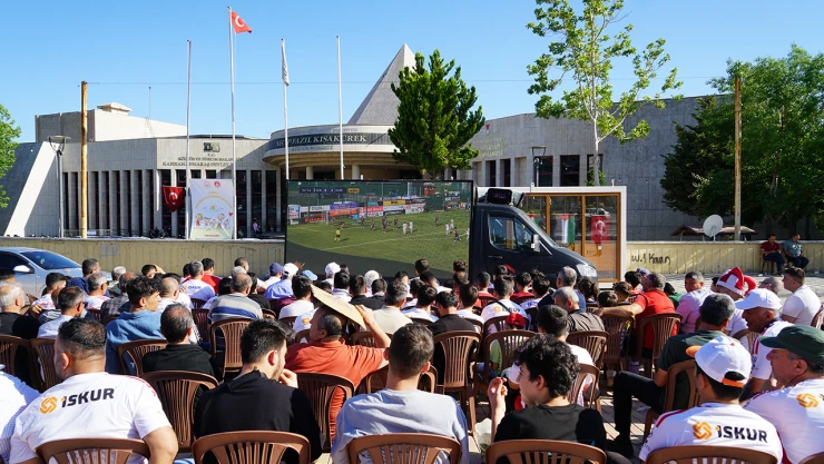 Kahramanmaraş'ta futbol coşkusu dev ekrana taştı
