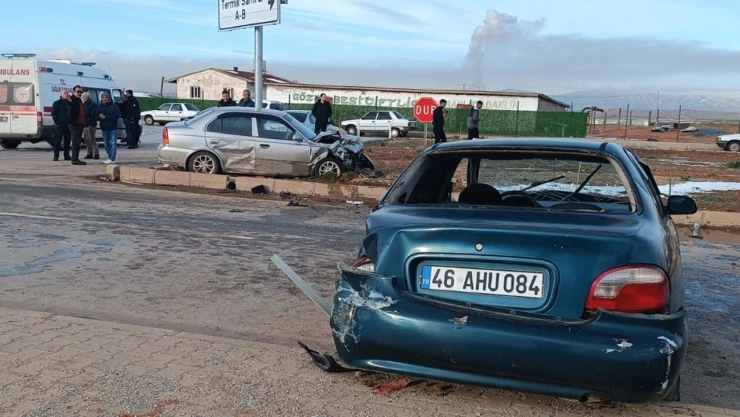 Kahramanmaraş'ta iki otomobil çarpıştı, 2 yaralı