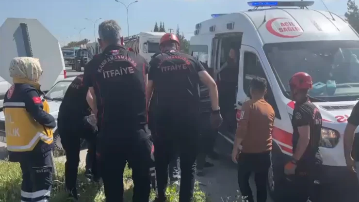 Kahramanmaraş'ta iki ticari araç kafa kafaya çarpıştı, 3 yaralı