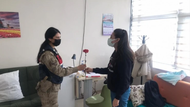 Kahramanmaraş'ta jandarma ekiplerinden sağlıkçılara jest