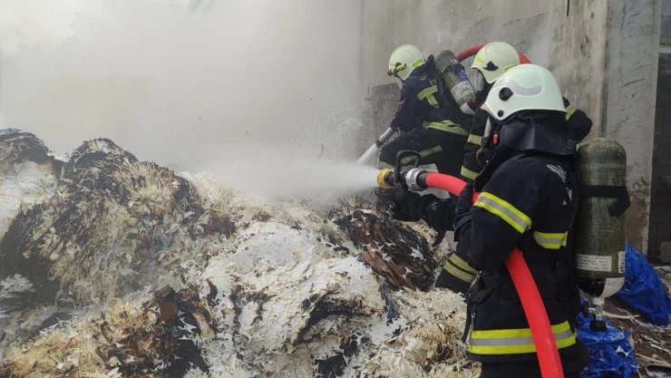 Kahramanmaraş'ta karton bardak imalathanesinde yangın!
