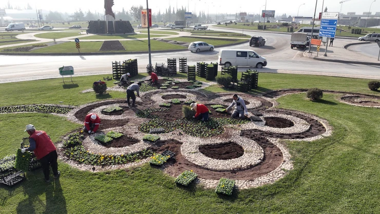 Kahramanmaraş'ta kavşaklar 500 bin çiçekle renkleniyor