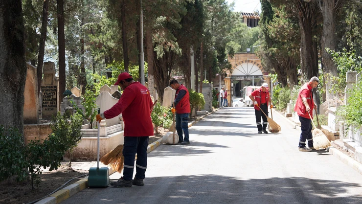 Kahramanmaraş'ta kent mezarlıkları bayrama hazırlanıyor