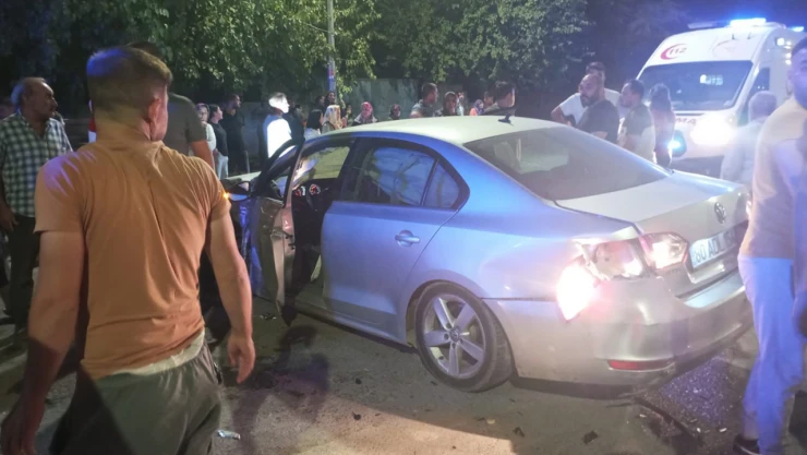 Kahramanmaraş'ta korkutan trafik kazası: 2 araç çarpıştı, bir araç yan yattı