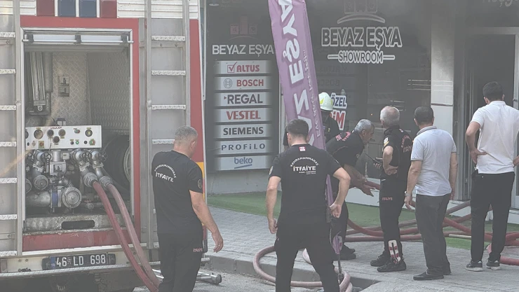 Kahramanmaraş'ta mobilya mağazasında çıkan yangın eve sıçradı