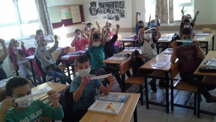 Kahramanmaraş'ta öğrencilere çikolata ikramı