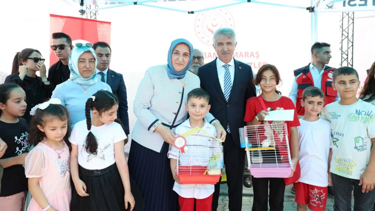 Kahramanmaraş'ta öksüz ve yetim çocuklara karne hediyesi