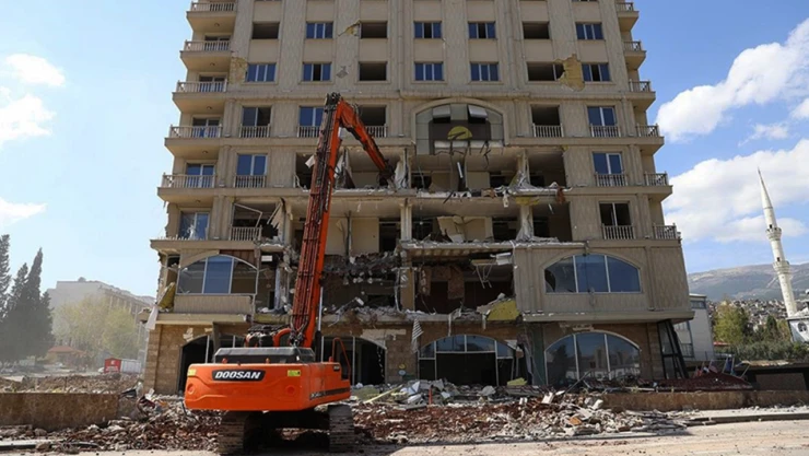 Kahramanmaraş'ta orta hasarlı yapıların yıkım ihalesi açıldı