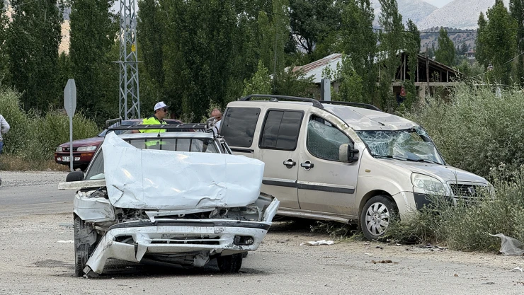Kahramanmaraş'ta otomobil ile hafif ticari araç çarpıştı! 5 yaralı
