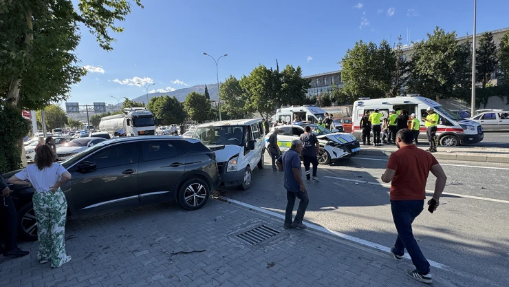 Kahramanmaraş'ta polis aracı ile minibüs çarpıştı, 2'si polis 4 kişi yaralandı
