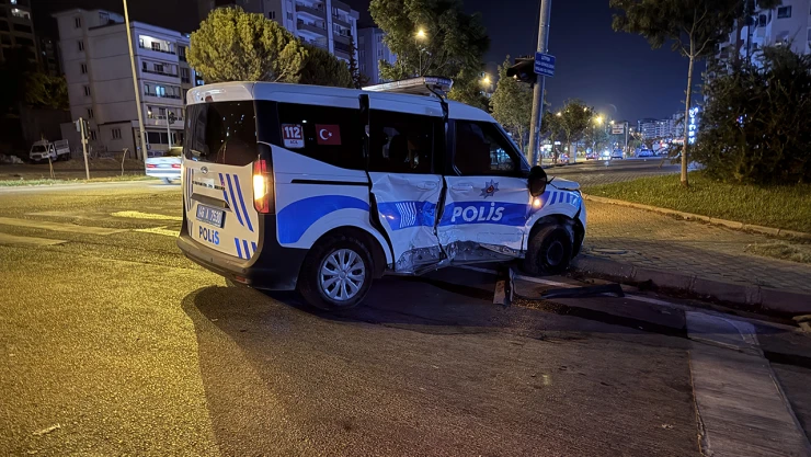 Kahramanmaraş'ta polis aracı ile otomobilin çarpıştığı kazada 2'si polis 5 kişi yaralandı
